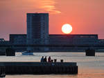 Sonnenuntergang ber dem Limfjord Anfang Juni 2018 in Aalborg.