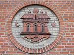 Das in einer Hausfassade eingelassene Stadtwappen der Stadt Aalborg.