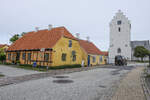 Fachwerkhaus in der Strandgade und die wei� get�nchte Kirche in S�by in Nordj�tland in D�nemark.