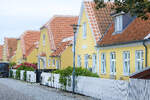 H�user im charakteristischen gelben Skagen-Stil mit roten Ziegeld�chern und dem f�r Skagen typischen wei�en Kalkanstrich an Giebelkanten und Dachfirst.