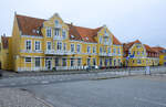 Das charakteristische gelbe Skagen Hotel an der Stra�enseite im Herzen von Skagen in Nordj�tland (D�nemark).