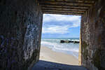 Blick aus dem Inneren eines der Bunker, die sich am Strand vor L�kken in Nordj�tland befinden.