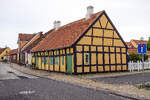 Das Fachwerkhaus an der Ecke der Vinkelvej und der Strandgade in der nordj�tl�ndischen Kleinstadt S�by.