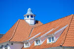 Rote Ziegeld�cher im Zentrum des Badeortes L�kken in Nordj�tland.