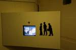 Diese kleine Video-Wand, auf welcher Ausschnitte aus der 1971 hier entstandenen Krimi-Komdie  Die Olsenbande fhrt nach Jtland  gezeigt werden, befindet sich im Geschtzbunker