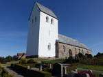 Sjorring, evangelische Kirche, erbaut um 1150 aus Granitquadern, Waffenhaus von 1500, Westturm erbaut 1929 durch Hother Paludan (19.09.2020)