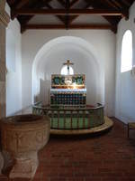 Skarp-Salling, Altar von 1750 und Taufstein in der Ev.
