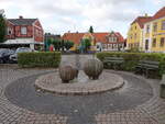 Sakskobing, Brunnen und Huser am Hauptplatz Torvet (18.07.2021)