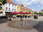 Nykobing, Brunnen und Huser am Hauptplatz Torvet (18.07.2021)