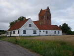 Sneslev, Kirchgemeindehaus und evangelische Dorfkirche (18.07.2021)