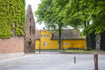 Das Backsteingebude auf der linken Seite ist Teil des Dom zu Roskilde.