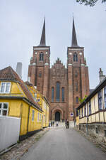 Der Dom zu Roskilde (dnisch: Roskilde Domkirke) ist die bedeutendste Kirche Dnemarks und der evangelisch-lutherischen Volkskirche Dnemarks.