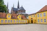 Der Dom zu Roskilde vom Innenhof des Museums fr zeitgenssische Kunst aus gesehen.