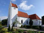 Ørslev, evangelische Kirche am Kirkevej, erbaut bis 1325, Kirchturm von 1500 (17.07.2021)
