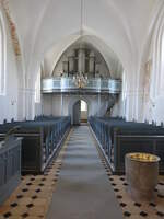 Ørslev, Taufstein und Orgelempore in der evangelischen Kirche (17.07.2021)