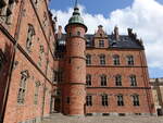 Renaissance Innenhof mit rundem Turm im Schloss Vallo, erbaut 1586 (19.07.2021)