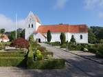 Orsted, romanische Sankt Jorgen Kirche, erbaut um 1150 aus Feldstein (23.07.2019)