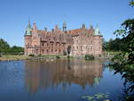 Schloss Egeskov, das noch mittelalterlich geprgte Bauwerk wandelte sich im Laufe seiner Geschichte von einer uerlich sptgotischen, innen schon im Stil der Renaissance