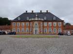 Morud-Langeso, klassizistischer Herrensitz, erbaut von 1774 bis 1778 für den Geheimrat Adam Christoffer von Holstein, der Mittelflügel ist zweistöckig mit einem Walmdach mit blau