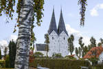 Die romanische Kirche von Broager (deutsch: Broacker) mit ihrem markanten gotischen Doppelturm – dem Einzigen im alten Herzogtum Schleswig – ist nicht nur Wahrzeichen der Gemeinde, sondern