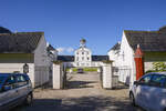 Blick von den Torbauten zum mittleren Pavillon des Gravensteiner Schlosses (Grsten Slot) in Nordschleswig, Dnemark.