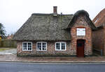 Ein kleines reetgedecktes Haus (Nrregade 13) in Hjer (deutsch Hoyer) in Nordschleswig.