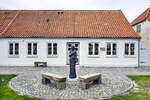 Zur Erinnerung an Lgumklosters frhere Wohltterin Stinne mit der Bibel (Kjestine Andersen) steht eine Bronzefigur vor ihrem Haus an der Vestergade in der