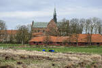 Die Klosterkiche und im Vordergrund das refugium von Lgumkloster (deutsch Lgumkloster) in Nordschleswig.