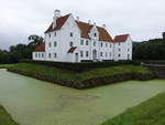 Rodding, Schloss Sonderskovgard, der von einem Graben umgebene Herrensitz aus Backstein wurde um 1620 fr Thomas Juel erbaut (21.07.2019)