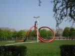 Freiburg im Breisgau,  der Eschholzpark errichtet 1982,  mit dem Kunstobjekt von C.Oldenburg/New York,  der ber 8m hohe Wasserhahn mit Gartenschlauch erinnert  an die vormalige Gartenanlage,  April