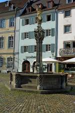 Freiburg im Breisgau, der Georgsbrunnen, steht seit dem 16.Jahrhundert auf dem Mnsterplatz, wurde in den 1930er Jahren neu errichtet, Sept.2011 