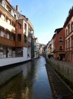 Freiburg, der Gewerbekanal, gespeist von der Dreisam, durchfliet die Gerberau, das ehemalige Handwerkerviertel der Stadt, Dez.2013