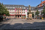 Der Kornmarkt in Heidelberg mit der Kornmarkt-Madonna, einer 1718 erschaffenen Brunnenskulptur.