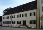 Ochsenhausen, der Sdflgel des Frstenbaus von 1667, seit 1999 Klostermuseum, Aug.2012