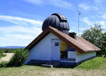 March, die von der Volkshochschule betriebene Sternwarte steht auf dem Marchhgel zwischen Buchheim und Holzhausen, Juli 2020