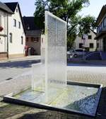 Gottenheim, die Wasserskulptur vor dem Rathaus, vom Knstler Gerhard Birkhofer, aufgestellt 2002, Aug.2021