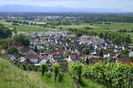 Hecklingen, OT von Kenzingen, Blick von der Burgruine Lichteneck auf den Ort, am Horizont der Schwarzwald, Juli 2022
