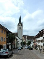 Engen, Hauptstrae mit der Stadtkirche Mari Himmelfahrt, Juli 2012