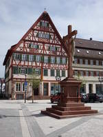 Tauberbischofsheim, Kreuz vor der Thurn- und Taxissche Post am Marktplatz (15.04.2018)
