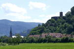 Hausach, Blick auf die Stadt im Kinzigtal/mittlerer Schwarzwald mit der Burgruine Husen und der St.Mauritius-Kirche, Juni 2020