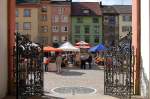 Mnsterplatz - Blick auf den lebhaften Marktplatz durch die schmiedeeisernen Eingangspforten vom Fridolinsmnster.