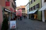 Rheinbrckstrae - Noch sind einige Leute am Samstagnachmittag in der schmucken Altstadt zum Einkaufen unterwegs.