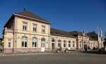 Baden-Baden, das Bahnhofsgebude der Rheintalbahn, Ansicht von der Straenseite, Sept.2015