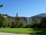 Baden-Baden, Blick vom Kurhaus ber den Kurpark zur Stadt, rechts der 668m hohe Hausberg  Merkur  mit dem Aussichtsturm, Sept.2015