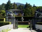 Baden-Baden, die Sophienbrcke ber die Oos fhrt zur Gnneranlage, einem 1909-12 angelegtem Rosengarten, im Hintergrund der 668m hohe Hausberg  Merkur , Sept.2015