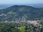 Baden-Baden, Blick vom Merkur auf die Stadt und den Fremersberg, dahinter die Rheinebene, Sept.2015