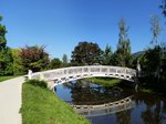 Baden-Baden, eine der vielen schnen Brcken im Stadtgebiet ber das Schwarzwaldflsschen Oos, Sept.2015