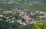 Steinbach, ein Stadtteil von Baden-Baden, Blick vom 515m hohen Yberg auf den Winzerort der Reblandgemeinde, Sept.2015