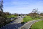 Freiburg-Betzenhausen, Blick vom Betzenhausener Steg auf den Autobahnzubringer Mitte, im Hintergrund der Kaiserstuhl, Jan.2023