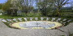 Freiburg-Betzenhausen, eine Sonnenuhr als Bodenmosaik, angelegt zur Landesgartenschau 1986; April 2021